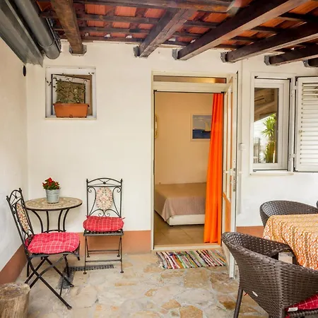 Charming 5-bed House In 펜션 *